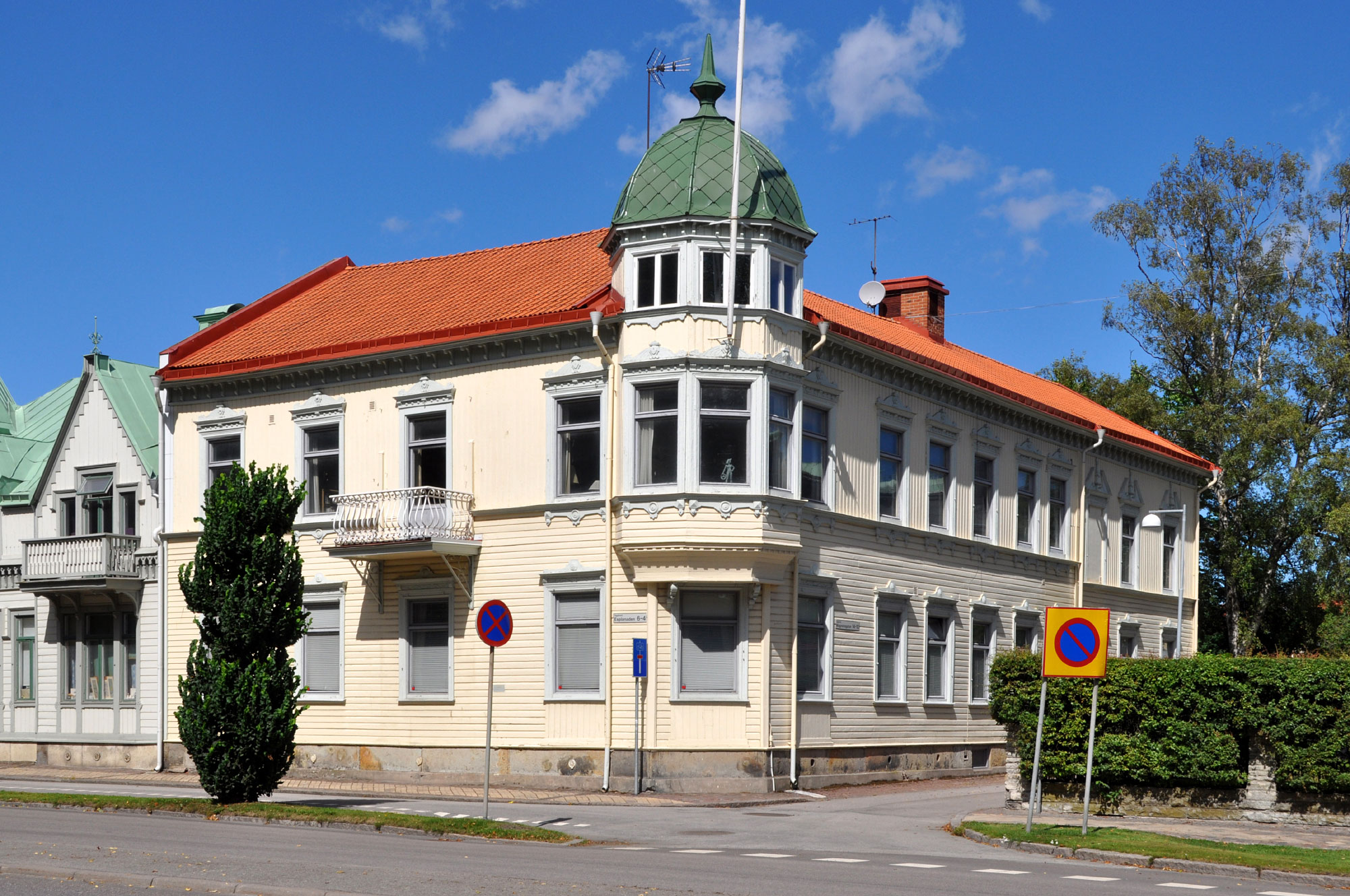 Yggdrasil 4, Lidkoping (Photo License: CC-BY-SA-3.0 )